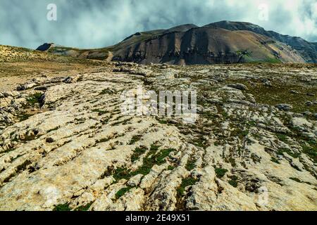 Vom Weg auf den Gipfel des Monte Amaro, Maiella Nationalpark, die Sant'Angelo Berge und Monte Acquaviva. Abruzzen, Italien, Europa Stockfoto