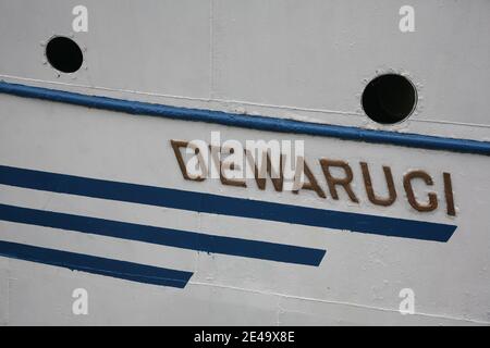 Jakarta, Indonesien. Januar 2021. Das Flaggschiff des indonesischen Staates, KRI (Republik Indonesien Kriegsschiff), Dewaruci lehnte am Kolinlamil (Military Marine Command) Pier, Tanjung Priok, Nord-Jakarta, Freitag (22/1/2021). KRI Dewaruci kam an diesem Kai an, nachdem er von seinem Hauptquartier an der Koarmada II Surabaya Support Ship Unit (Satban) aus segelte. Die Ankunft des legendären Schiffes der indonesischen Marine, das global geworden ist, um das Gedenken an Dharma Samudera zu unterstützen. KRIS Dewaruci hat den indonesischen Tourismus in den Augen der internationalen Gemeinschaft gefördert. Cre Stockfoto