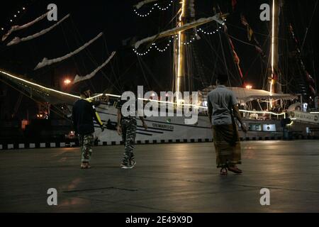 Jakarta, Indonesien. Januar 2021. Das Flaggschiff des indonesischen Staates, KRI (Republik Indonesien Kriegsschiff), Dewaruci lehnte am Kolinlamil (Military Marine Command) Pier, Tanjung Priok, Nord-Jakarta, Freitag (22/1/2021). KRI Dewaruci kam an diesem Kai an, nachdem er von seinem Hauptquartier an der Koarmada II Surabaya Support Ship Unit (Satban) aus segelte. Die Ankunft des legendären Schiffes der indonesischen Marine, das global geworden ist, um das Gedenken an Dharma Samudera zu unterstützen. KRIS Dewaruci hat den indonesischen Tourismus in den Augen der internationalen Gemeinschaft gefördert. Cre Stockfoto