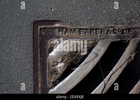 Eine Ablaufabdeckung auf einer Straße in Wirral, England. Stockfoto