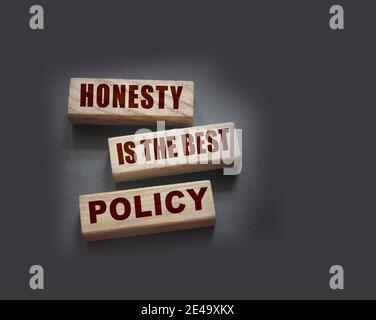 Ehrlichkeit ist die beste Politik Worte in Holzblöcken geschrieben. Vertrauenswürdig, Wahrheit, Überzeugungen und Vereinbarung Geschäftskonzept. Stockfoto