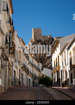 Panoramablick auf weiße Wände Häuser Gebäude Stadt Dorf Stadt Olvera in Sierra de Cadiz Andalusien Spanien in Europa Stockfoto