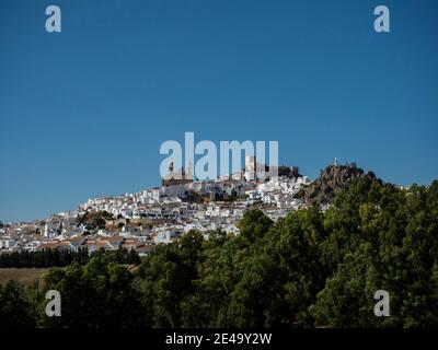 Panoramablick auf weiße Wände Häuser Gebäude Stadt Dorf Stadt Olvera in Sierra de Cadiz Andalusien Spanien in Europa Stockfoto