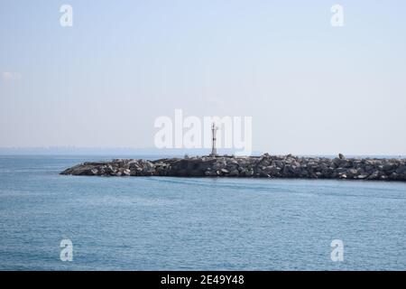 Kleiner Leuchtturm am Meer in Alanya, Stadtteil Antalya, Türkei. Beliebtes Touristenziel. Landschaft mit Leuchtturm im Hafen. Stockfoto