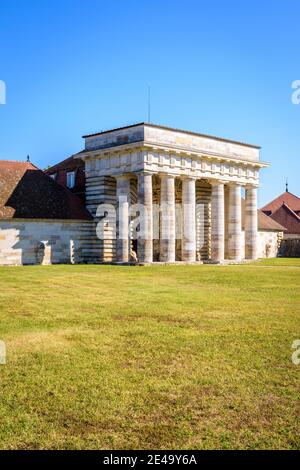 Eingang zum Königlichen Salinen-Gelände in Arc-et-Senans durch das ehemalige Gardegebäude mit einem neoklassizistischen Portikus. Stockfoto