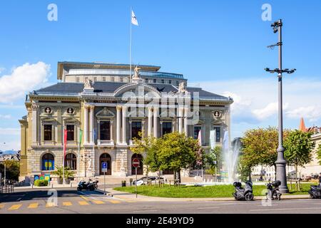 Fassade des Grand Theatre, dem Opernhaus in Genf, das sich auf dem Place de Neuve befindet. Stockfoto