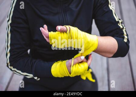 Nahaufnahme von fit, Frau legte Boxen Wraps, Verband auf ihre Hände. Stockfoto