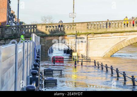 Bewdley, Großbritannien. Januar 2021. Da die Flußstände nach den Auswirkungen des Sturms Christoph gefährlich hoch sind, hat das Umweltbundesamt keine Zeit zum Ausruhen. Bis spät in die Nacht sind die Hochwasserschutzteams heute in Kraft, die alle erforderlichen Maßnahmen zur Verhinderung des Überfalls des Flusses Severn gegen die Hochwasserschutzmaßnahmen in Kraft setzen. Stockfoto