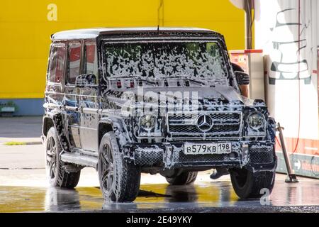 Mercedes-Benz G-Klasse Gelandewagen das Auto an der Express-Autowäsche ist mit Schaumstoff überzogen. Russland, Sankt Petersburg. 26. august 2020 Stockfoto