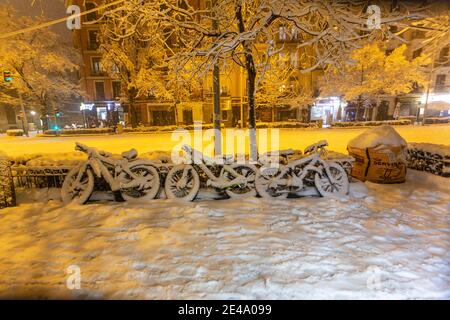 Fahrräder von Schnee bedeckt in Eloy Gonzalo Straße, Chamberi, starker Schneefall durch Storm Filomena, Madrid, Spanien Stockfoto