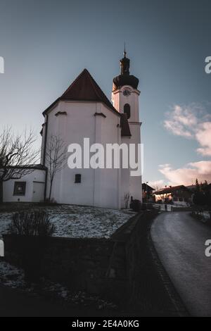 Foto einer Kirche in einem bayrischen Dorf aufgenommen Sonnenuntergang Stockfoto