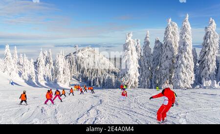 Landschaft mit Skipiste in Poiana Brasov, Rumänien Stockfoto
