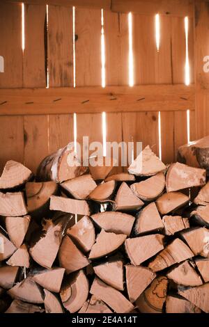 Brennholz in der Scheune, Vorrat für den Winter. Stockfoto