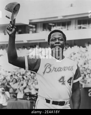 Atlanta, Georgia, USA. Januar 2021. HANK AARON kippt seinen Hut vor der Menge, nachdem er seinen 700. Heimlauf gegen die Philadelphia Phillies in Atlanta geschlagen hat. Kredit: Globe Fotos/ZUMA Draht/Alamy Live Nachrichten Stockfoto