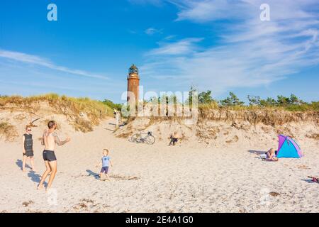 Vorpommersche Boddenlandschaft, Nationalpark Vorpommersche Lagune, Leuchtturm am Darsser Ort, Strand, Ostsee, Darss-Halbinsel, Mecklenburg-Vorpommern / Mecklenburg-Vorpommern, Deutschland Stockfoto