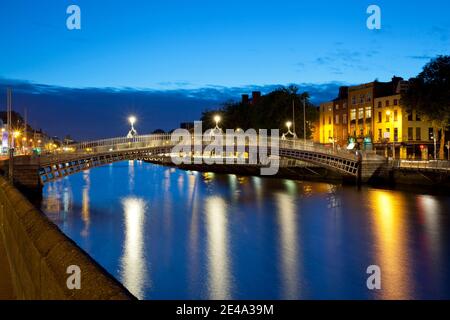 Brücke über einen Fluss, Ha'Penny Bridge, Liffey River, Dublin, Leinster Province, Republik Irland Stockfoto