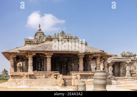 Lakkundi, Karnataka, Indien - 6. November 2013: Braune Stein Mandapam von Brahma Jinalaya Tempel unter blauer Wolkenlandschaft. Stockfoto