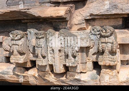 Lakkundi, Karnataka, Indien - 6. November 2013: Brahma Jinalaya Tempel. Nahaufnahme von Schlangenskulpturen außerhalb des braunen Steingebäudes. Stockfoto