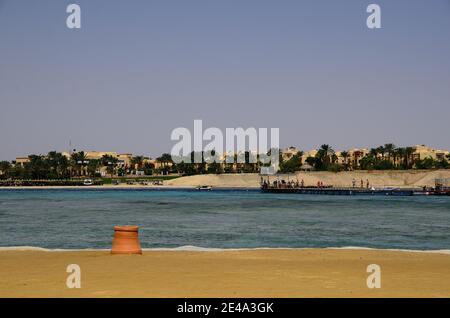 Sandstrand am Meer mit Hotelanlage in Ägypten Stockfoto