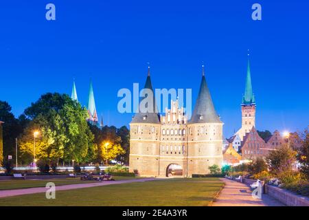 Lübeck, Holstentor von Westen in Richtung Altstadt. Links die Zwillingstürme der Marienkirche. Rechts der Turm der Petrikirche, davor das historische Salzlager, Ostsee, Schleswig-Holstein, Deutschland Stockfoto