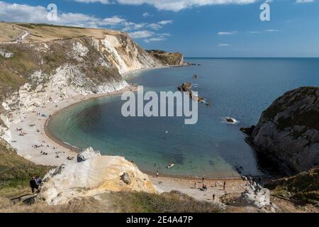 Landschaft Foto des Menschen O Krieg Strand bei Durdle Door in Dorset. Stockfoto