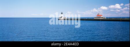 Leuchtturm auf einem Pier in einem See, Lake Superior, Duluth, Minnesota, USA Stockfoto