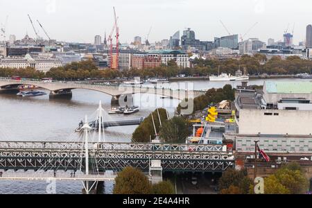 London, Vereinigtes Königreich - 31. Oktober 2017: Stadtbild London, Luftaufnahme mit Hungerford Bridge und Golden Jubilee Bridges und Waterloo Bridge auf einer Stockfoto