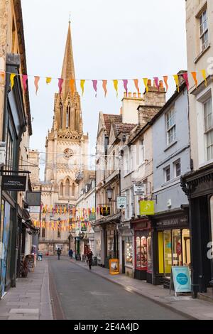 Bath, Vereinigtes Königreich - 1. November 2017: Blick auf die Straße mit der Kirche Saint Michael. Gewöhnliche Menschen gehen die Straße entlang Stockfoto