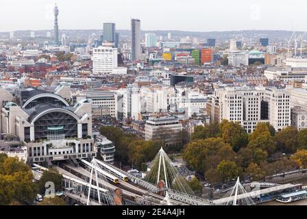 London, Großbritannien - 31. Oktober 2017: Stadtbild London, Luftaufnahme des Bahnhofs Waterloo mit herannahenden Zügen Stockfoto