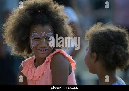 Wien, Österreich. 24. August 2017. Impressionen von der Festspielsaison 2017 auf der Donauinsel in Wien. Junges Mädchen mit Gesichtsbemalung auf dem Festivalgelände. Stockfoto