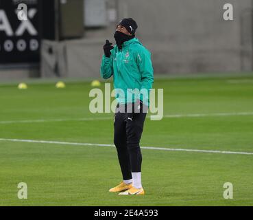 Mönchengladbach, Deutschland. 22. Jan, 2021. firo: 22.01.2021, Fußball: 1. Bundesliga, Saison 2020/21 Borussia Monchengladbach, Gladbach - BVB, Borussia Dortmund Breel Embolo, ganze Figur Quelle: dpa/Alamy Live News Stockfoto