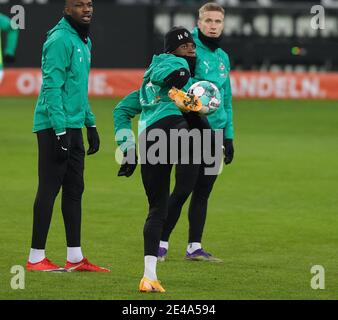 Mönchengladbach, Deutschland. 22. Jan, 2021. firo: 22.01.2021, Fußball: 1. Bundesliga, Saison 2020/21 Borussia Monchengladbach, Gladbach - BVB, Borussia Dortmund Breel Embolo, ganze Figur Quelle: dpa/Alamy Live News Stockfoto