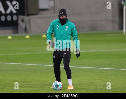 Mönchengladbach, Deutschland. 22. Jan, 2021. firo: 22.01.2021, Fußball: 1. Bundesliga, Saison 2020/21 Borussia Monchengladbach, Gladbach - BVB, Borussia Dortmund Breel Embolo, ganze Figur Quelle: dpa/Alamy Live News Stockfoto