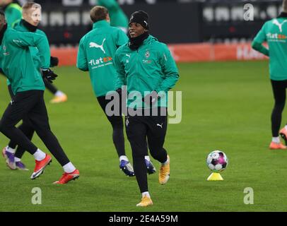 Mönchengladbach, Deutschland. 22. Jan, 2021. firo: 22.01.2021, Fußball: 1. Bundesliga, Saison 2020/21 Borussia Monchengladbach, Gladbach - BVB, Borussia Dortmund Breel Embolo, ganze Figur Quelle: dpa/Alamy Live News Stockfoto