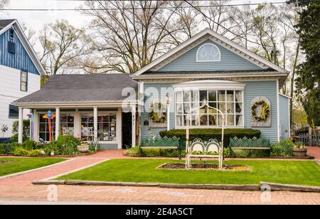 Long Grove, Lake County, Illinois, USA - 29. April 2012: Fassade und Schaufenster des Geschäfts im malerischen Einkaufsviertel Einzelhandelsgeschäft in Long Grove, USA Stockfoto