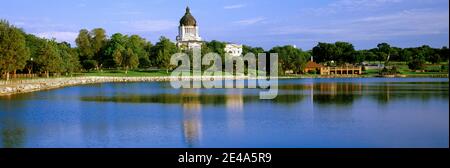 Spiegelung eines Regierungsgebäudes in Missouri River, South Dakota State Capitol, Pierre, South Dakota, USA Stockfoto