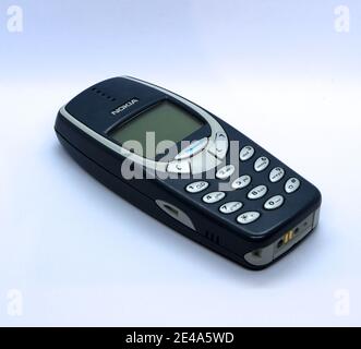 Foto eines Nokia 3310 classic Handy in blau angekündigt 1. September 2000 auf weißem Hintergrund Stockfoto
