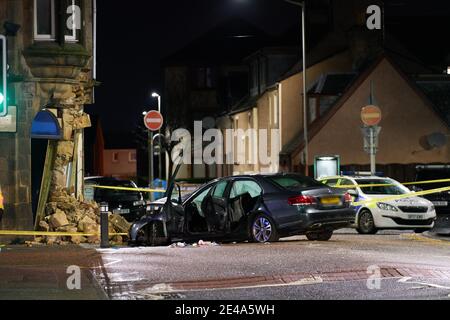 Grant Street an der Lochalsh Road, Inverness, Highlands, Großbritannien. Januar 2020. VEREINIGTES KÖNIGREICH. Dies ist die Szene eines Mercedes-Autos, das mit Geschwindigkeit in ein Gebäude am Standort fuhr. Eine große Anzahl von Feuerwehreinheiten, Krankenwagen und Polizei waren anwesend. Es wird davon ausgegangen, dass das Feuer Schneidausrüstung verwendet hat, um Teile aus dem Fahrzeug zu entfernen. Die Polizei führte auch eine vollständige Unfalluntersuchung durch. Personen wurden auch gerufen, um das Gebäude zu untersuchen, das erhebliche Schäden hatte. Quelle: JASPERIMAGE/Alamy Live News Stockfoto