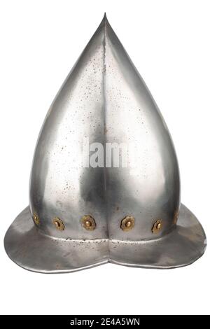 Ein spanischer Eroberer Kamm Morion Steel Helm 16-17. Jahrhundert isoliert Auf weißem Hintergrund Stockfoto