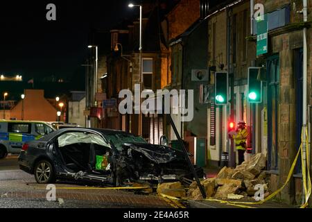 Grant Street an der Lochalsh Road, Inverness, Highlands, Großbritannien. Januar 2020. VEREINIGTES KÖNIGREICH. Dies ist die Szene eines Mercedes-Autos, das mit Geschwindigkeit in ein Gebäude am Standort fuhr. Eine große Anzahl von Feuerwehreinheiten, Krankenwagen und Polizei waren anwesend. Es wird davon ausgegangen, dass das Feuer Schneidausrüstung verwendet hat, um Teile aus dem Fahrzeug zu entfernen. Die Polizei führte auch eine vollständige Unfalluntersuchung durch. Personen wurden auch gerufen, um das Gebäude zu untersuchen, das erhebliche Schäden hatte. Quelle: JASPERIMAGE/Alamy Live News Stockfoto