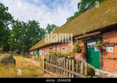 Wilsede, Reetdachhaus des Heidemuseums DAT ole Huus (links), ein typisches Fachwerkhaus, Lüneburger Heide / Lüneburger Heide, Niedersachsen / Niedersachsen, Deutschland Stockfoto