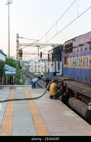 Tanken Indische Lokomotive Klasse WDM-3A Zwillinge am Panvel Bahnhof. Stockfoto