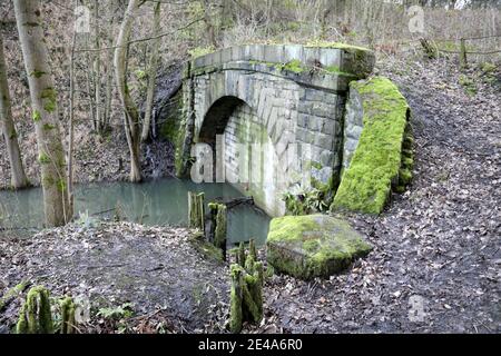 Ausgedient Haddon Tunnel gebaut von Midland Railway in 1863 zu Verdecken Sie die Aussicht auf die Bahnlinie von Haddon Hall Stockfoto