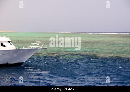 Weißes Boot auf Korallenriff in Ägypten Stockfoto