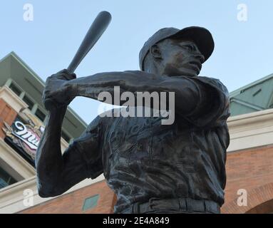 Milwaukee, Wisconsin, USA. Januar 2021. Reporter und Fans kamen zum American Family Field (bis zu diesem Jahr als Miller Park bekannt) in Milwaukee, nachdem der Baseball-große Hank Aaron am 22. Januar 2021 in Atlanta starb. Er war 86 Jahre alt. Vor dem Stadion befindet sich eine Statue von Aaron. Aaron spielte im Milwaukee County Stadium, das abgerissen wurde, als American Family Field nebenan gebaut wurde, für die Milwaukee Braves und die Milwaukee Brewers. Er war der erste Spieler, der Babe Ruths Karriere-Heimlauf-Rekord brach. Anmerkung der Redaktion: Miller Park Beschilderung ist immer noch an Ort und Stelle im Stadion. (Bild: © Mark Stockfoto