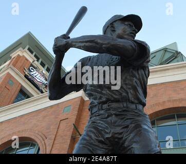 Milwaukee, Wisconsin, USA. Januar 2021. Reporter und Fans kamen zum American Family Field (bis zu diesem Jahr als Miller Park bekannt) in Milwaukee, nachdem der Baseball-große Hank Aaron am 22. Januar 2021 in Atlanta starb. Er war 86 Jahre alt. Vor dem Stadion befindet sich eine Statue von Aaron. Aaron spielte im Milwaukee County Stadium, das abgerissen wurde, als American Family Field nebenan gebaut wurde, für die Milwaukee Braves und die Milwaukee Brewers. Er war der erste Spieler, der Babe Ruths Karriere-Heimlauf-Rekord brach. Anmerkung der Redaktion: Miller Park Beschilderung ist immer noch an Ort und Stelle im Stadion. (Bild: © Mark Stockfoto