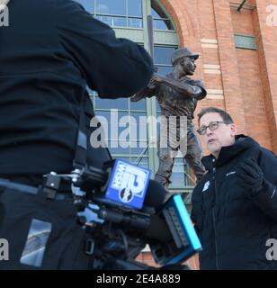 Milwaukee, Wisconsin, USA. Januar 2021. Reporter - einschließlich Bericht KENT WAINSCOTT und Videograf HANK STRUNK - und Fans kamen zum American Family Field (bekannt als Miller Park bis in diesem Jahr) in Milwaukee, nachdem der Baseball-große Hank Aaron am 22. Januar 2021 in Atlanta starb. Er war 86 Jahre alt. Vor dem Stadion befindet sich eine Statue von Aaron. Aaron spielte im Milwaukee County Stadium, das abgerissen wurde, als American Family Field nebenan gebaut wurde, für die Milwaukee Braves und die Milwaukee Brewers. Er war der erste Spieler, der Babe Ruths Karriere-Heimlauf-Rekord brach. (Bild: © Mark Hertzb Stockfoto