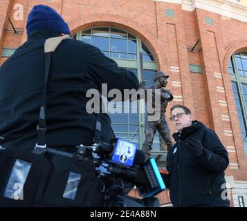 Milwaukee, Wisconsin, USA. Januar 2021. Reporter - einschließlich Bericht KENT WAINSCOTT und Videograf HANK STRUNK - und Fans kamen zum American Family Field (bekannt als Miller Park bis in diesem Jahr) in Milwaukee, nachdem der Baseball-große Hank Aaron am 22. Januar 2021 in Atlanta starb. Er war 86 Jahre alt. Vor dem Stadion befindet sich eine Statue von Aaron. Aaron spielte im Milwaukee County Stadium, das abgerissen wurde, als American Family Field nebenan gebaut wurde, für die Milwaukee Braves und die Milwaukee Brewers. Er war der erste Spieler, der Babe Ruths Karriere-Heimlauf-Rekord brach. (Bild: © Mark Hertzb Stockfoto