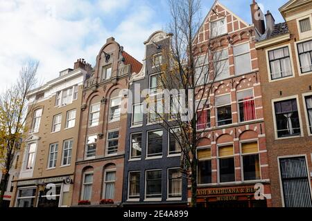 Klassische traditionelle alte Häuser Architektur in Amsterdam Stadtzentrum, niederlande Wahrzeichen Stockfoto