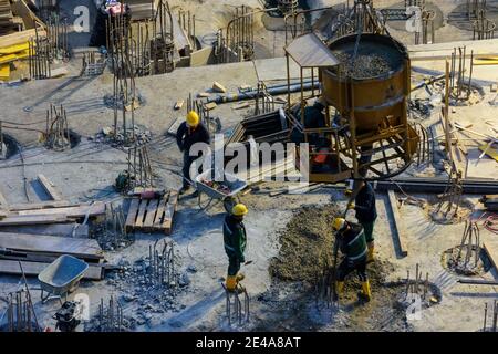 Wien, Baustellengrube, Betonreinigungsschicht, Arbeiter, Projekt 'Danube Flats', 22. Donaustadt, Österreich Stockfoto